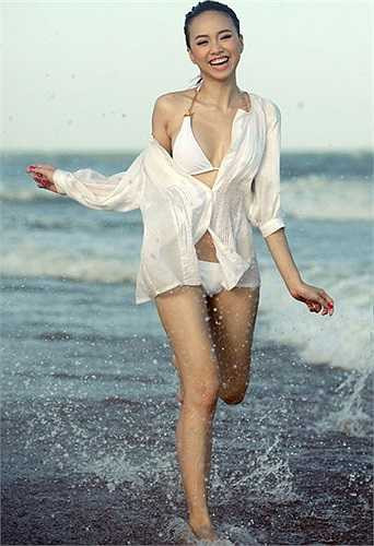 Giống với Jennifer Phạm, Đinh Ngọc Diệp cũng khéo léo chọn áo sơ-mi khoác ngoài đồng tông cùng bộ áo tắm sành điệu. Trên bờ biển, cô tự tin khoe vóc dáng với trang phục đẹp mắt. 