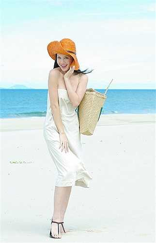 Trong khi đó, Á hậu Ngọc Oanh diện gu nữ tính với mốt váy quây tông màu trắng. Người đẹp còn gây chú ý với bộ phụ kiện mũ, túi cói… ăn nhập với tạo hình trong sáng. 