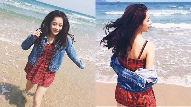 Hot girl Chi Pu chọn trang phục dạo biển rất trẻ trung. Nữ người mẫu tuổi teen mix váy ca-rô cùng áo jacket denim cá tính.