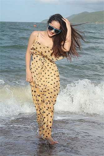 Bảo Anh duyên dáng trong mẫu đầm maxi chấm bi cổ điển. Hình ảnh nữ ca sĩ trở nên cuốn hút nhờ mẫu váy phù hợp vóc dáng và theo kịp xu hướng chung. (Theo Zing)