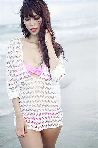 Áo lưới mỏng cũng là món phụ kiện không thể thiếu để Hà Anh tạo dáng trước biển. 