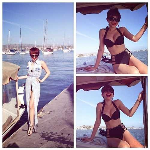 Ca sỹ Tóc Tiên luôn dẫn đầu các xu hướng thời trang. Ngay cả khi đi biển, người đẹp cũng thể hiện sự sành điệu. Giọng ca Tóc mây từng khiến fan hâm mộ trầm trồ khen ngợi về những bộ cánh dạo biển bắt mắt, hợp thời trang. Trong ảnh là mẫu áo khoác dài chất liệu denim hiện đại, được cô mix sáng tạo cùng bikini cạp cao hợp mốt. 