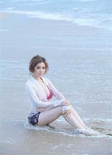 Lý Nhã Kỳ tỏ ra khá thận trọng khi đi biển. Cô khoác ngoài bộ bikini sắc màu nổi là chiếc áo sơ-mi trắng đơn giản. Bên trong lớp áo mỏng, người đẹp diện bikini màu hồng nổi bật. Tuy nhiên, cựu đại sứ vẫn rất nổi bật trên biển nhờ nước da trắng và vóc dáng đầy đặn. 