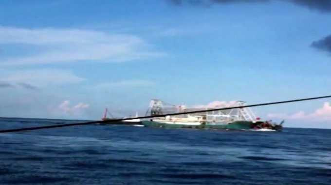 Sau đó đâm chìm tàu cá Việt Nam ĐNa 90152 - Ảnh cắt từ clip