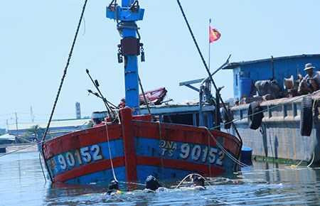 Tàu cá ĐNa 90152 và vết thương trí mạng khi bị tàu cá TQ đâm chìm trên vùng biển Việt Nam được vớt lên chiều 2-6. Ảnh: LÊ PHI