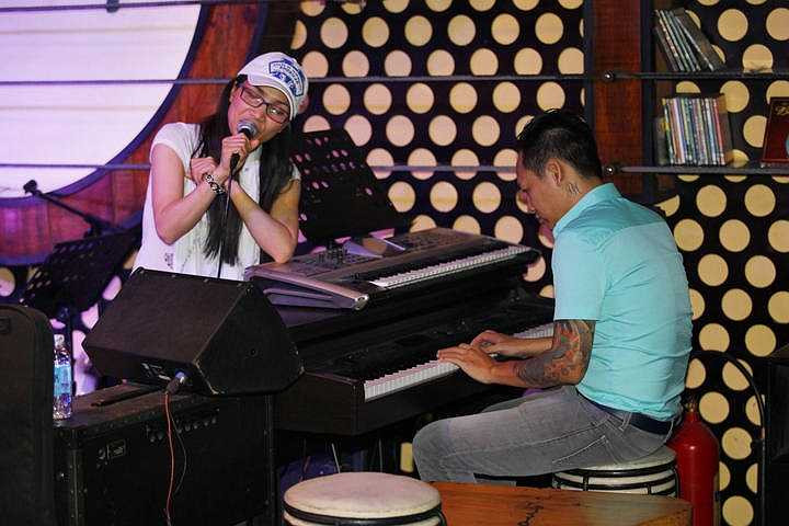 Chương trình được truyền hình trực tiếp vào trên VTV9, VTV Phú Yên, VTV Huế, Đài PTTH Lâm Đồng và một số đài địa phương khác. 