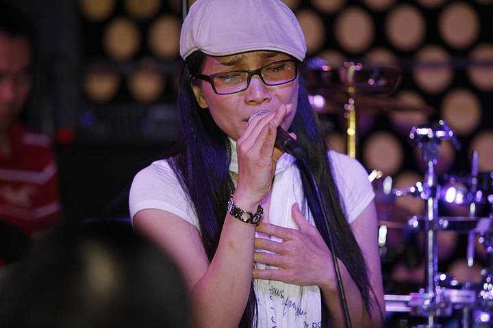 Để ủng hộ tinh thần cho Hồng Ngọc, chồng của cô là Thomas Nguyễn đã đưa cả gia đình gồm bố mẹ và hai con về Việt Nam.