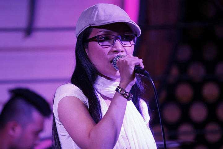 Cô cùng với ca sỹ Lam Trường, Duy Mạnh và em trai Khang Việt vừa có buổi tập luyện cùng với ban nhạc