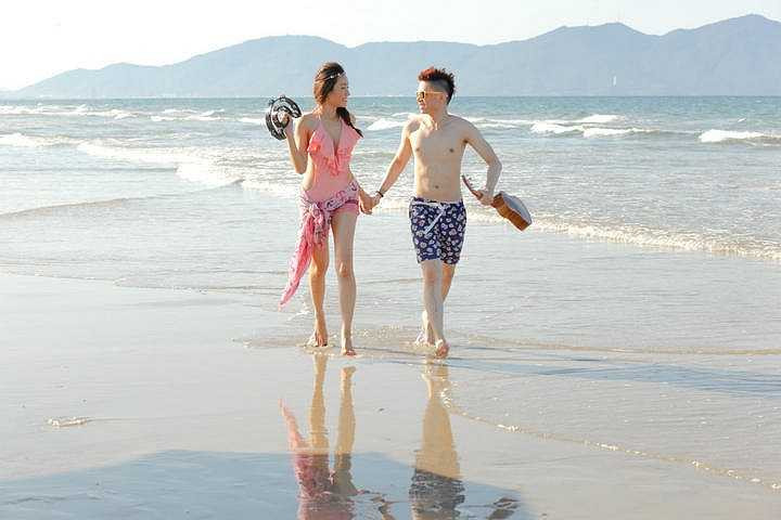 Anh có khả năng sáng tác, hòa âm, chơi piano, guitar và hát tiếng Anh rất tốt. 