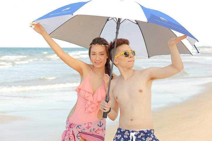 Từ đó, Minh Thư được cậu hướng dẫn và bước đầu định hình phong cách biểu diễn chuyên nghiệp. 