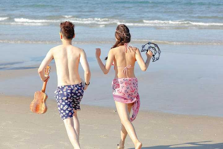 Năm 2004, Minh Thư tham gia cuộc thi Tiếng hát truyền hình TP.HCM và đoạt cùng lúc giải tư và giải thí sinh có phong cách trình diễn ấn tượng nhất. 