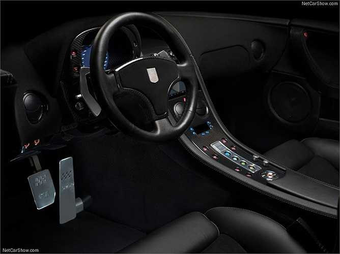 Ở phía đuôi, một tấm cánh đuôi lớn đặt trên nắp khoang động cơ nằm phía sau, một tấm khuếch tán không khí nằm dưới gầm xe khiến khí thoát dễ dàng. 