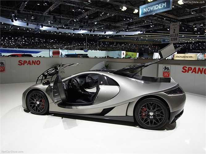 Mui xe cấu tạo bằng kính trong suốt cho người ngồi cảm giác hòa mình cùng thiên nhiên. 