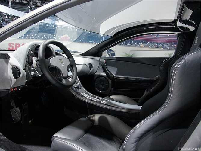 Mỗi năm dù xuất hiện với vẻ ngoài thay đổi nhưng nhìn chung GTA Spano vẫn mang hình chiếc nêm xe dốc từ đuôi lên đầu xe. 