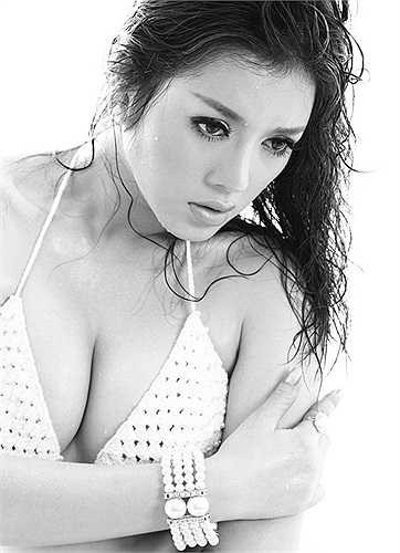 Đến những bộ ảnh diện bikini nóng bỏng.