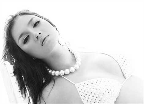 Lý Nhã Kỳ đều khoe vẻ quyến rũ của mình.