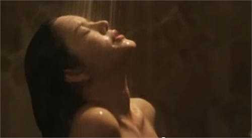 Trong 'Mùa hè lạnh', Lý Nhã Kỳ gây sốc khi đóng cảnh tắm nude mà không cần diễn viên đóng thế, hay cả những cảnh ân ái mặn nồng với nam diễn viên chính.