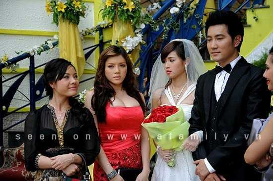 Trong Chiếc giường chia đôi, Lý Nhã Kỳ cũng diện trang phục khoe vòng một phản cảm.