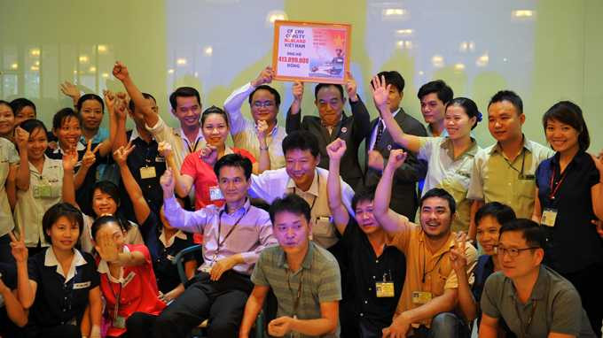 Tổng giám đốc Kim Chung Kuk (thứ tư từ phải, hàng đứng) cùng nhân viên và công nhân Công ty Nobland VN tham gia chương trình “Chung sức bảo vệ chủ quyền biển Đông” - Ảnh: Thanh Đạm