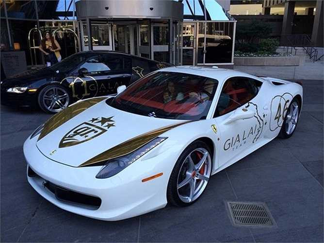 Ngoài chiếc mui trần 458 Italia Spider, trong dàn xe của đội Gia Lai Team còn có chiếc Ferrari 458 Italia màu trắng.