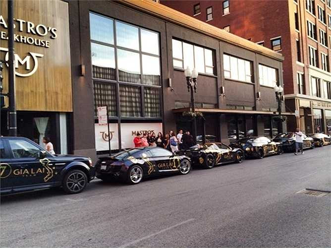 Dàn siêu xe gắn hình bản đồ Việt Nam xếp thành hàng dài trên đường phố Mỹ.