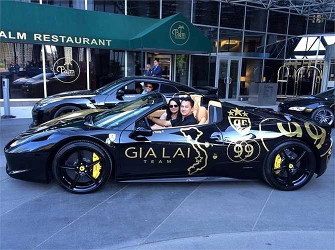 Mẫu xe mui trần Ferrari 458 Italia Spider màu đen.