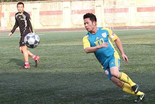 Bằng Kiều trong một trận giao hữu ở Hà Nội. Dù bụng hơi phệ nhưng Kiều chạy và xoay xở vẫn khiến đối thủ phải toát mồ hôi.