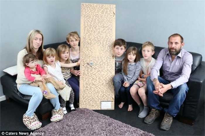 Sau khi Athena ra đi, khi phân chia đồ đạc trong phòng gia đình đã phát hiện ra 1 bí mật, đó là những thông điệp về tình yêu và cuộc sống gửi tới cha mẹ và các em do Athena ghi lại ở mặt sau của tấm gương treo tường.