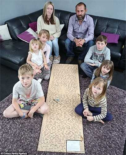 Dean Orchard, cha của Athena không giấu được nỗi xúc động: 'Tôi không thể tin vào mắt mình khi tìm ra bí mật của con gái. Phải rất lâu sau tôi mới đọc hết lời nhắn gửi ấy. Những thông điệp đó khiến mọi người trong gia đình vô cùng xúc động'.