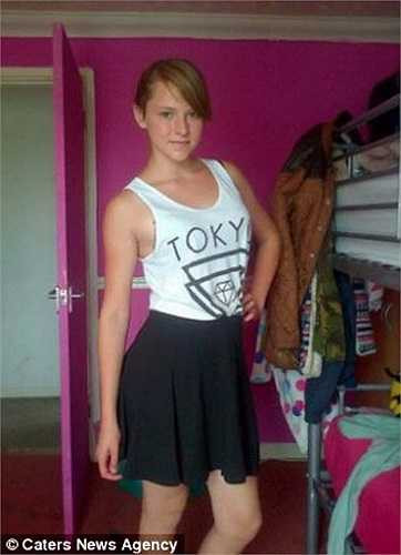 Hình ảnh cô gái nhỏ chiến đấu với bệnh tật trước khi qua đời.