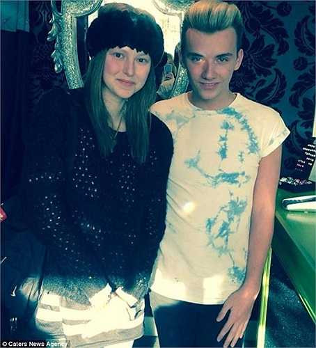 Suốt thời gian chiến đấu với bệnh tật, những đợt trị liệu bằng hóa chất làm tóc Athena rụng đi nhưng em vẫn lạc quan và yêu cuộc sống.