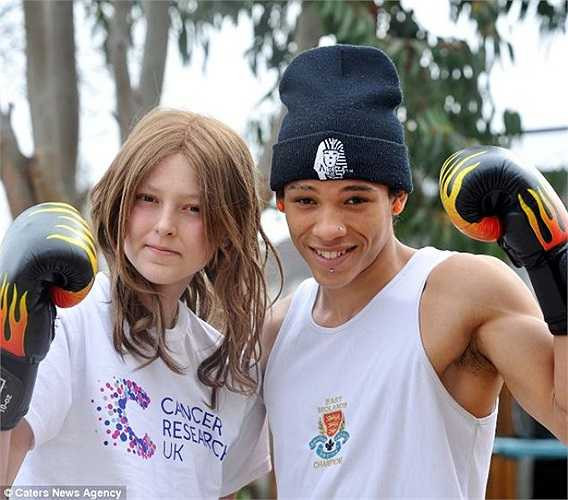 Bức ảnh Athena chụp cùng võ sĩ quyền anh Leon Woodstock.