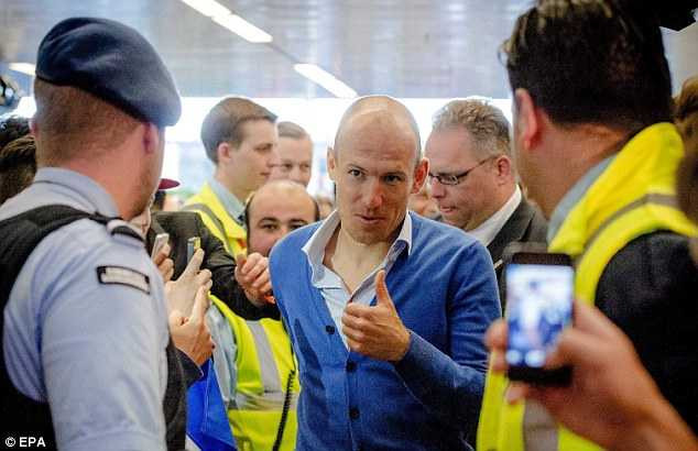 Sao Hà Lan rạng rỡ lên đường tới Brazil