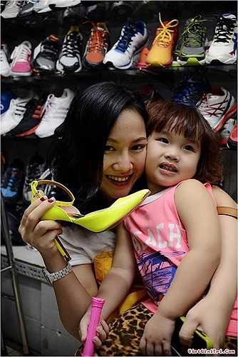 'Nếu anh ấy là người bố có trách nhiệm, biết quan tâm đến con gái thì đã ứng xử tế nhị hơn, đừng đem người yêu mới và những hình ảnh hôn hít, cặp kè với nhau post đầy lên trang cá nhân như vậy.'