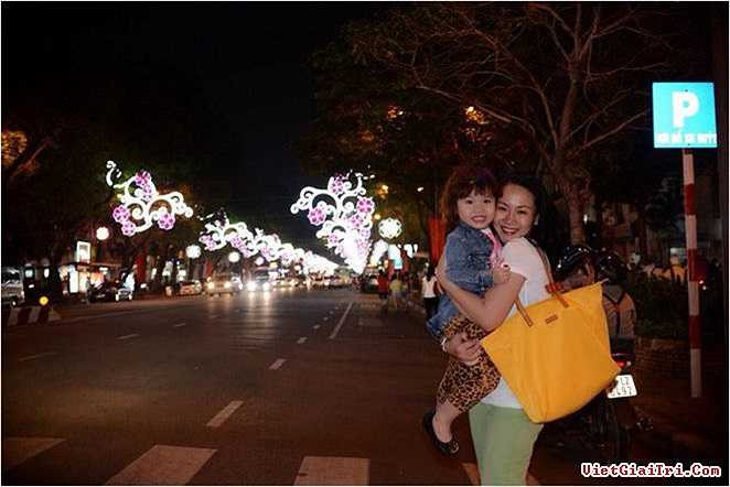 'Anh ấy phải nghĩ rằng con tôi nhìn thấy những hình ảnh đó rất buồn. Bé hay hỏi tôi rằng sao bố lại ôm hôn cô kia hả mẹ. Con ghét bố...'