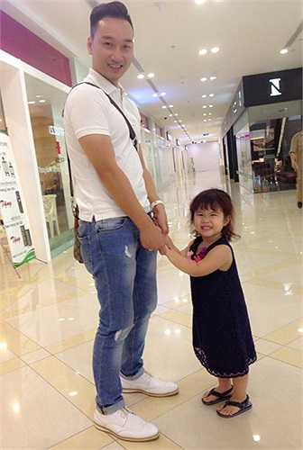 'Nếu là tôi thì tôi sẽ không bao giờ làm vậy. Anh ấy có thể vì chiều bạn gái mình mà đăng những ảnh hai người vui vẻ, bình thường với bạn bè nhưng xin đừng đăng những ảnh quá riêng tư lên chốn công cộng như vậy.'