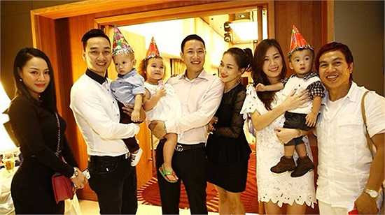 'Bạn gái anh ấy cũng phải hiểu, anh còn một đứa con và bé có thể nhìn thấy những hình ảnh ấy chứ.'