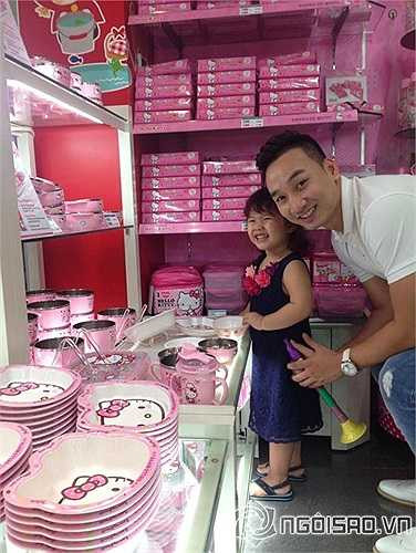 'Tôi thấy rất phiền hà. Rõ ràng, hành động thiếu tế nhị của anh ấy đã làm đảo lộn cuộc sống yên bình của mẹ con tôi.'