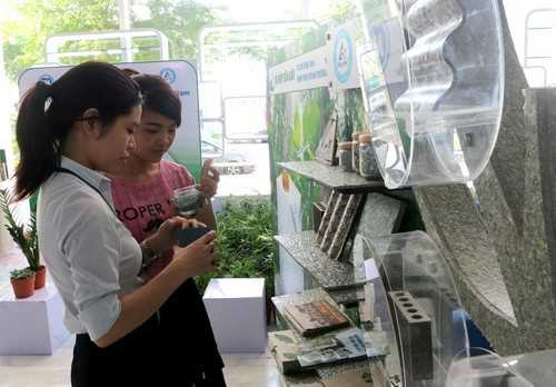 Vinamilk tổ chức: Đổi vỏ hộp sữa lấy cây xanh