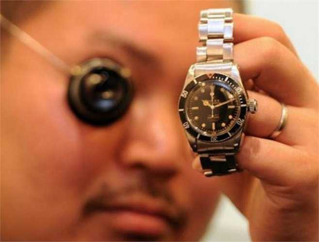 Những người bán hàng địa phương và các nhà sưu tập đồng hồ có tiếng đều thừa nhận, đồng hồ hàng hiệu giả càng ngày càng giống thật hơn. 