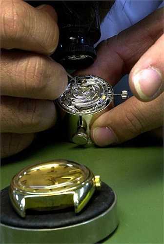 3. Độ chạm khắc: Do đồng hồ hàng hiệu thường được chạm khắc thủ công bởi những nghệ nhân tài hoa nên với đồng hồ giả, nét chạm khắc sẽ kém sắc nét hơn. 