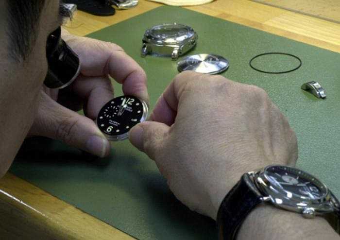 4. Chuyển động của đồng hồ: Đây là cơ chế hoạt động bên trong của đồng hồ, nhất là với những loại đồng hồ cơ. 