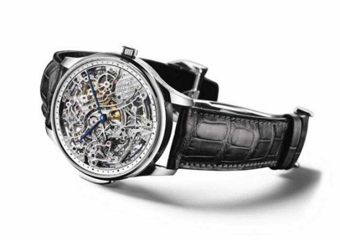 Theo các nhà sưu tập, đồng hồ giả có sự chuyển động “thô ráp” hơn, chứ không mềm mại như đồng hồ thật. 