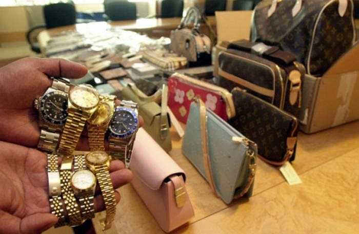 Để tránh rủi ro mua phải đồng hồ giả, ông Tan khuyên người tiêu dùng phải cực kỳ cẩn trọng trong việc lựa chọn nơi mua. 