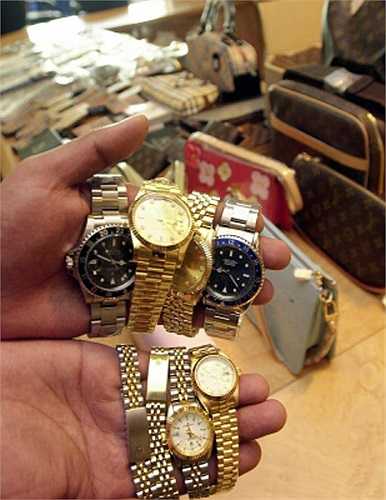 Dù khó phân biệt thật, giả nhưng một số gợi ý sau đây có thể giúp bạn phần nào an tâm hơn khi quyết định tậu một chiếc đồng hồ hàng hiệu có giá trị lớn. 