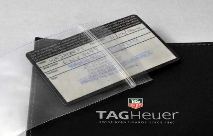 1. Xem xét giấy tờ chứng nhận: Người mua luôn phải chắc chắn rằng chiếc đồng hồ họ sắp sở hữu có giấy chứng nhận, giấy bảo hành và số seri cụ thể, rõ ràng. 