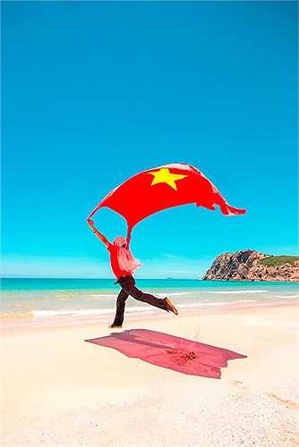 Với tinh thần tự nguyện, các thành viên đều phải tự túc chi phí. Đường đi khá xa, phải chụp nhiều lần dưới trời nắng gắt, dầm dưới nước biển lâu nên nhiều bạn mệt và say nắng... 