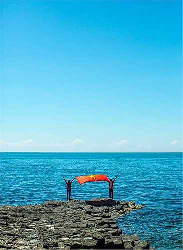 Nhưng tất cả đều không nản. Các bạn cho rằng, so với khó khăn mà những chiến sĩ ở đầu sóng Hoàng Sa, Trường Sa đang đối mặt thì những giọt mồ hôi của các bạn chưa thấm tháp gì.