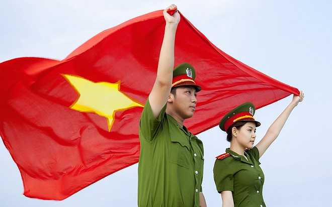 Bộ ảnh lần này còn có sự tham gia của những chiến sĩ công an, cảnh sát cơ động là bạn của các thành viên trong nhóm.