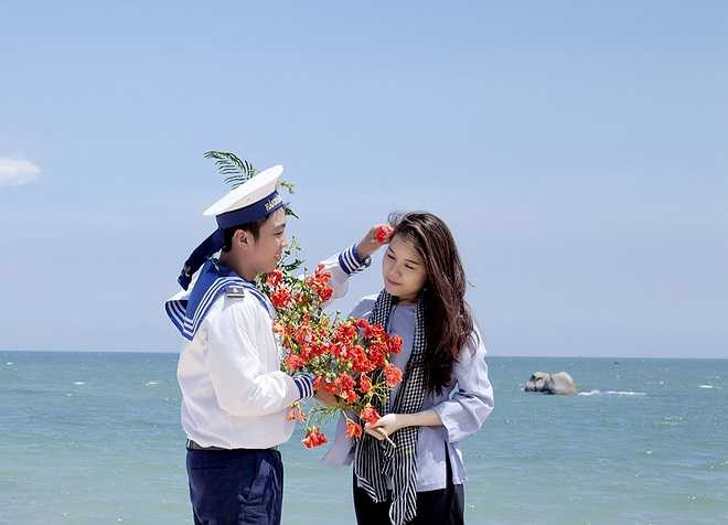 Tình yêu lứa đôi hòa cùng tình yêu đất nước.